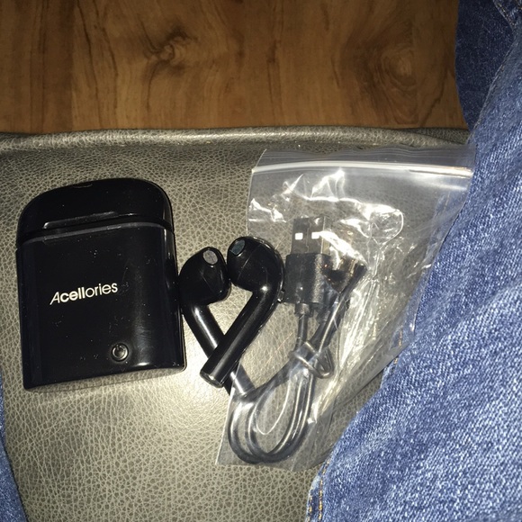 EarPods - Picture 2 of 2